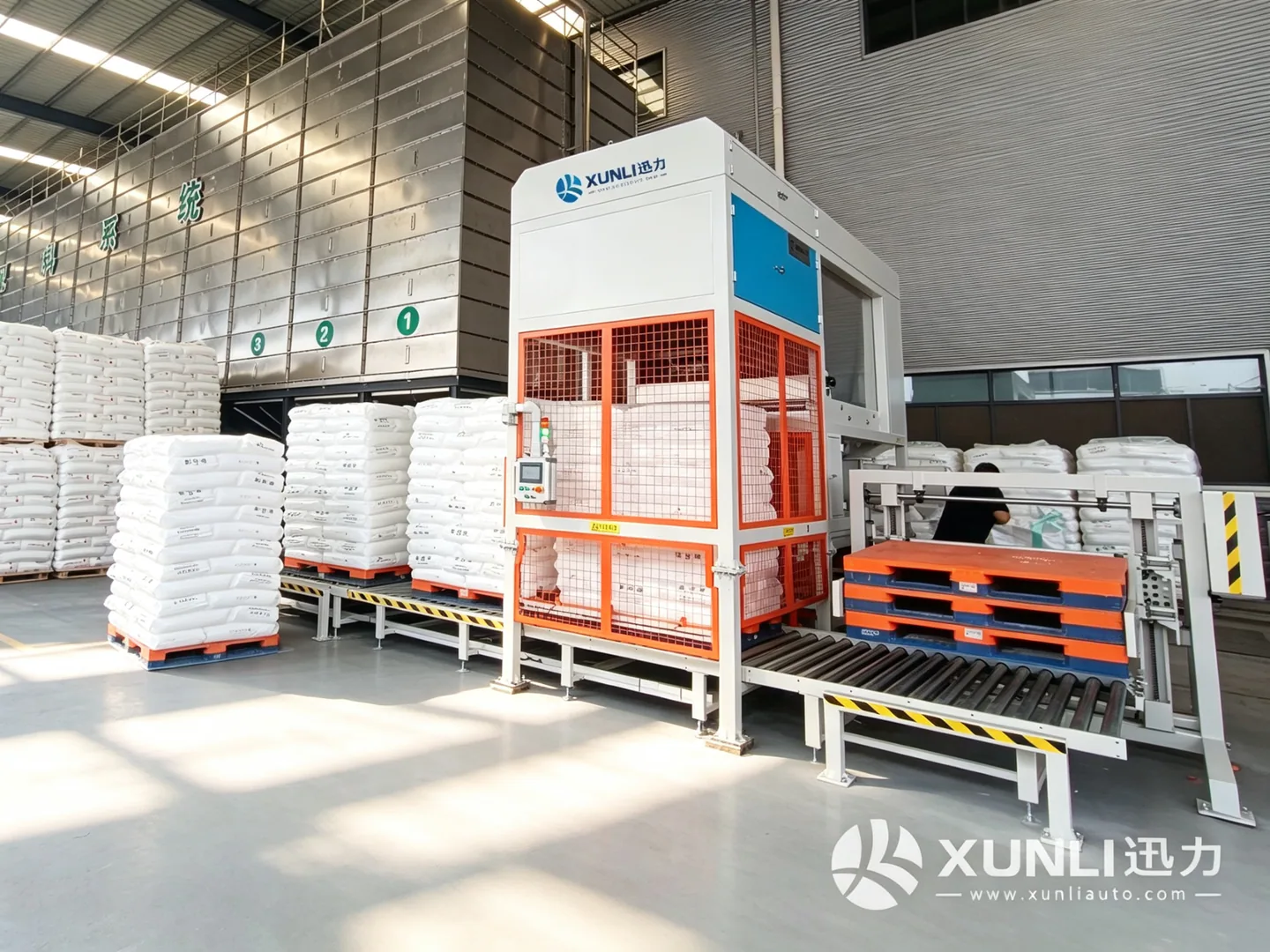 LAB 系列逐层自动拆包机托盘进料工位实拍画面